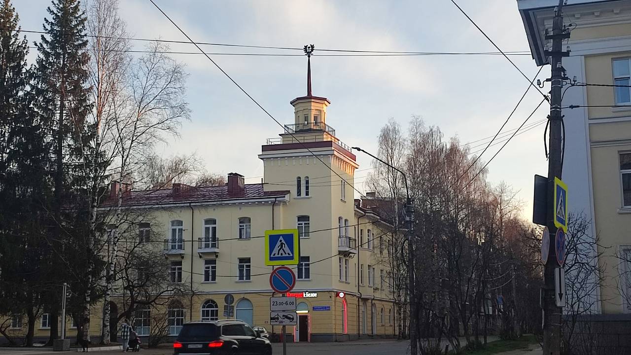 Главная картинка новости: Помещение в знаменитом "доме под шпилем" Сыктывкара вновь выставили на торги