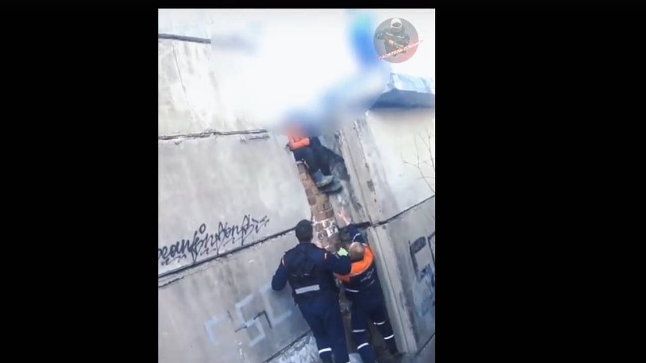 ЧП в Ухте: детям, застрявшим на крыше гаража, потребовалась помощь специалистов