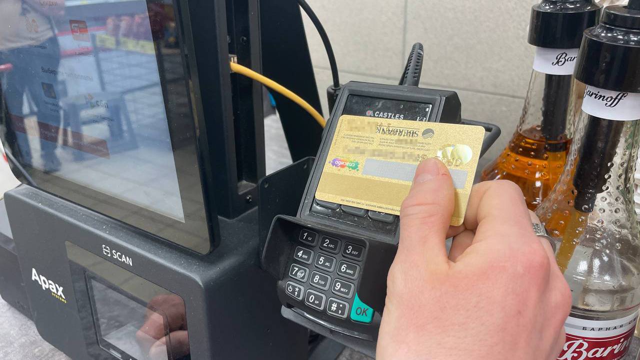 Главная картинка новости: С завтрашнего дня: Сбербанк уведомил россиян, у кого деньги хранятся на карте