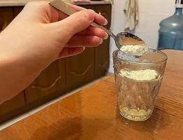 Заливаю в слив 1 стакан — и засор улетает сразу же: делаю так постоянно — теперь никаких проблем с вантузом