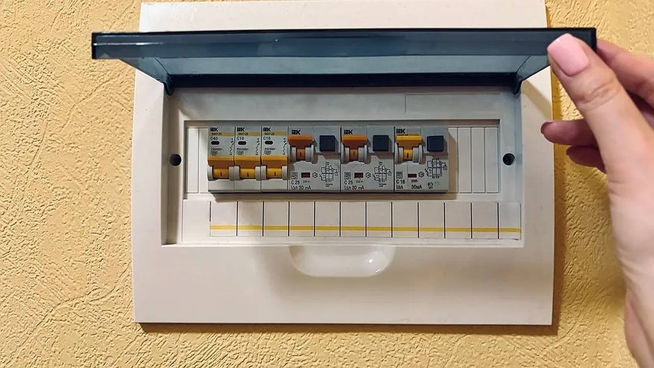 Главная картинка новости: Озвучена новая цена за электричество с 25 мая - неожиданный сюрприз для всех россиян