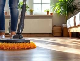 Начала мыть полы соленой водой — перемены в доме заметила вся семья: вот для чего я добавляю соль в ведро