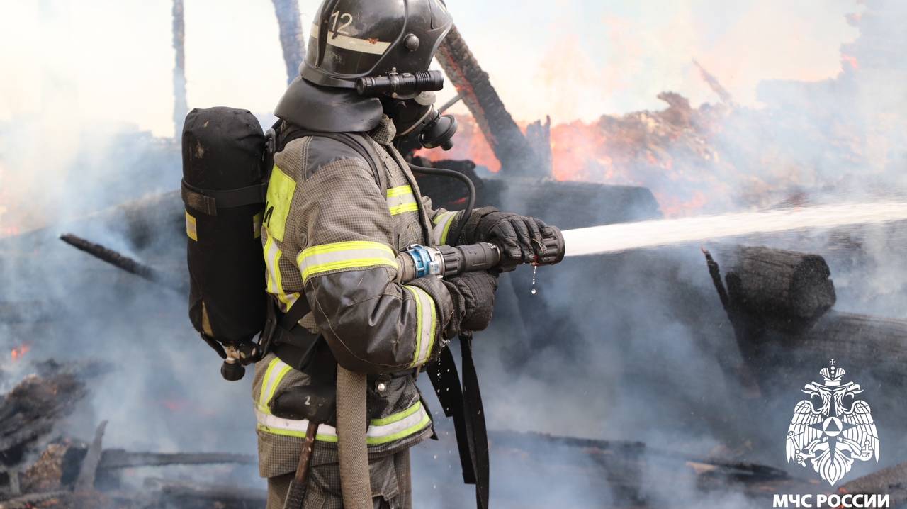 Пожарные ликвидировали крупное возгорание хозпостроек в Сыктывкаре