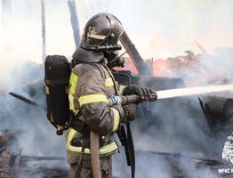 Пожарные ликвидировали крупное возгорание хозпостроек в Сыктывкаре