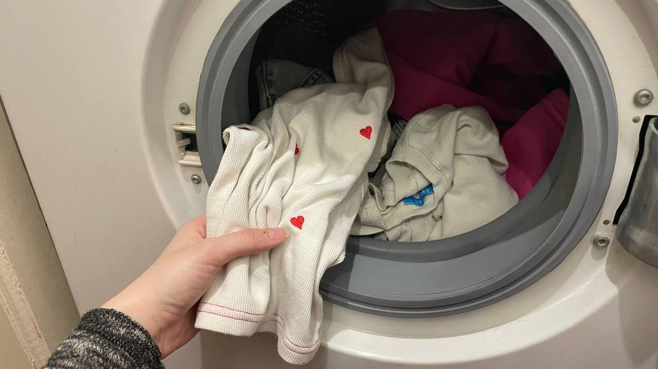 Главная картинка новости: Вот почему в манжете "стиралки" собирается вода: одно движение — и проблема устранена, вытирать даже не надо