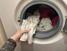 Вот почему в манжете "стиралки" собирается вода: одно движение — и проблема устранена, вытирать даже не надо