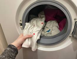 Вот почему в манжете "стиралки" собирается вода: одно движение — и проблема устранена, вытирать даже не надо