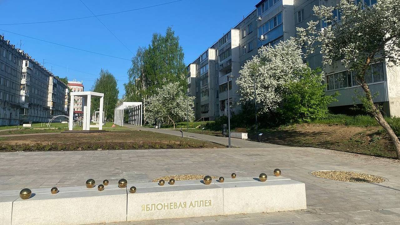 Главная картинка новости: В Сыктывкаре на радость жителям преображается Яблоневая аллея
