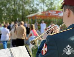 В Сыктывкаре юные пациенты больницы получили музыкальный подарок от военных