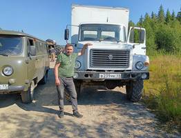 Экспедиционный водитель в Коми покоряет бездорожье и готовит у костра для учёных