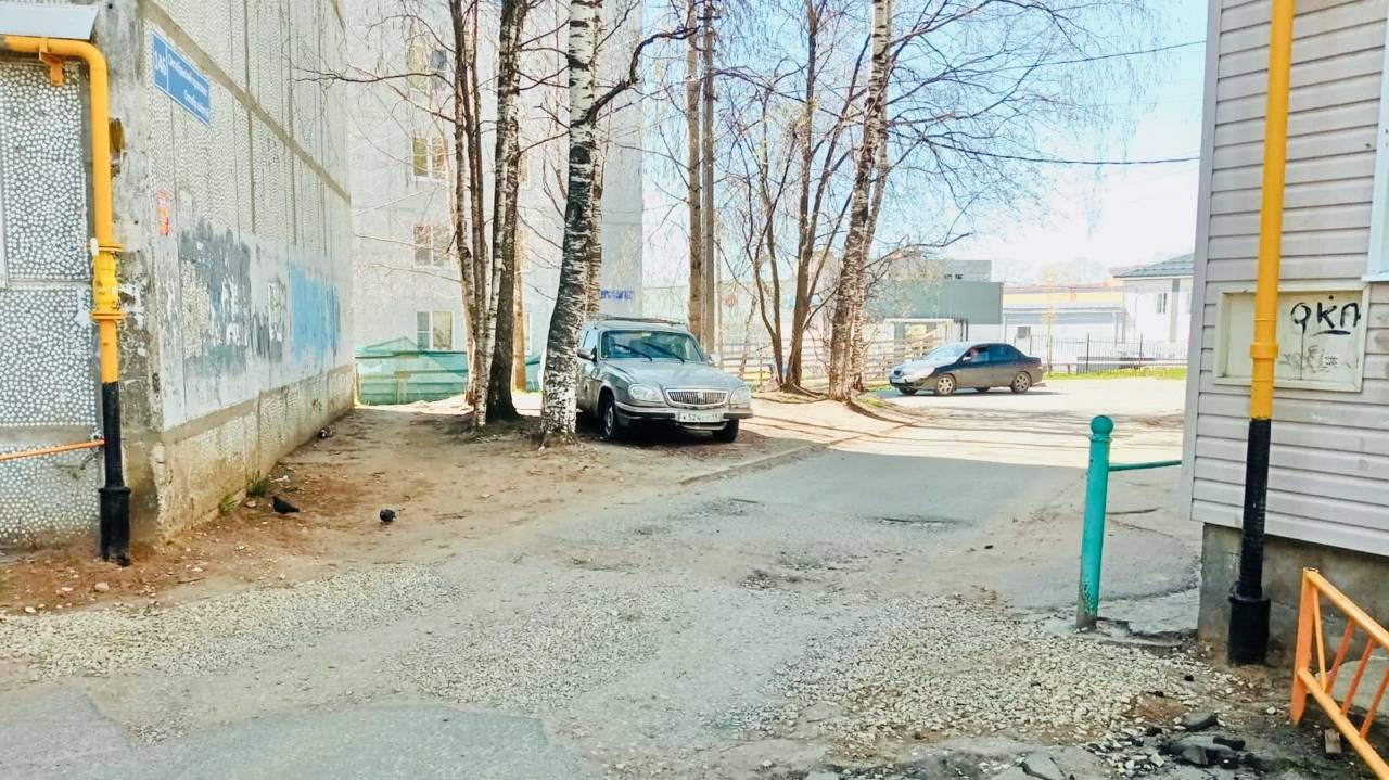 В одном из дворов Сыктывкара вместо асфальта во дворе – камни