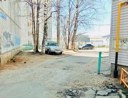 В одном из дворов Сыктывкара вместо асфальта во дворе – камни