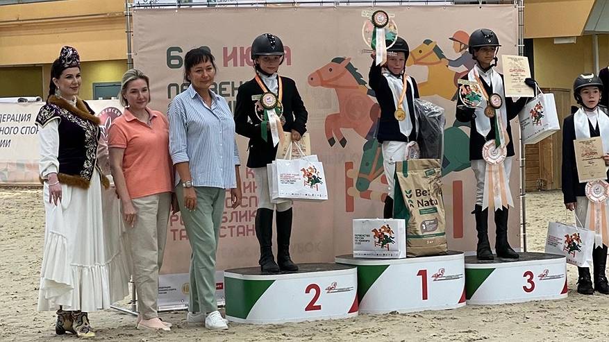 Главная картинка новости: Юная спортсменка принесла Коми серебро первенства России по конкуру