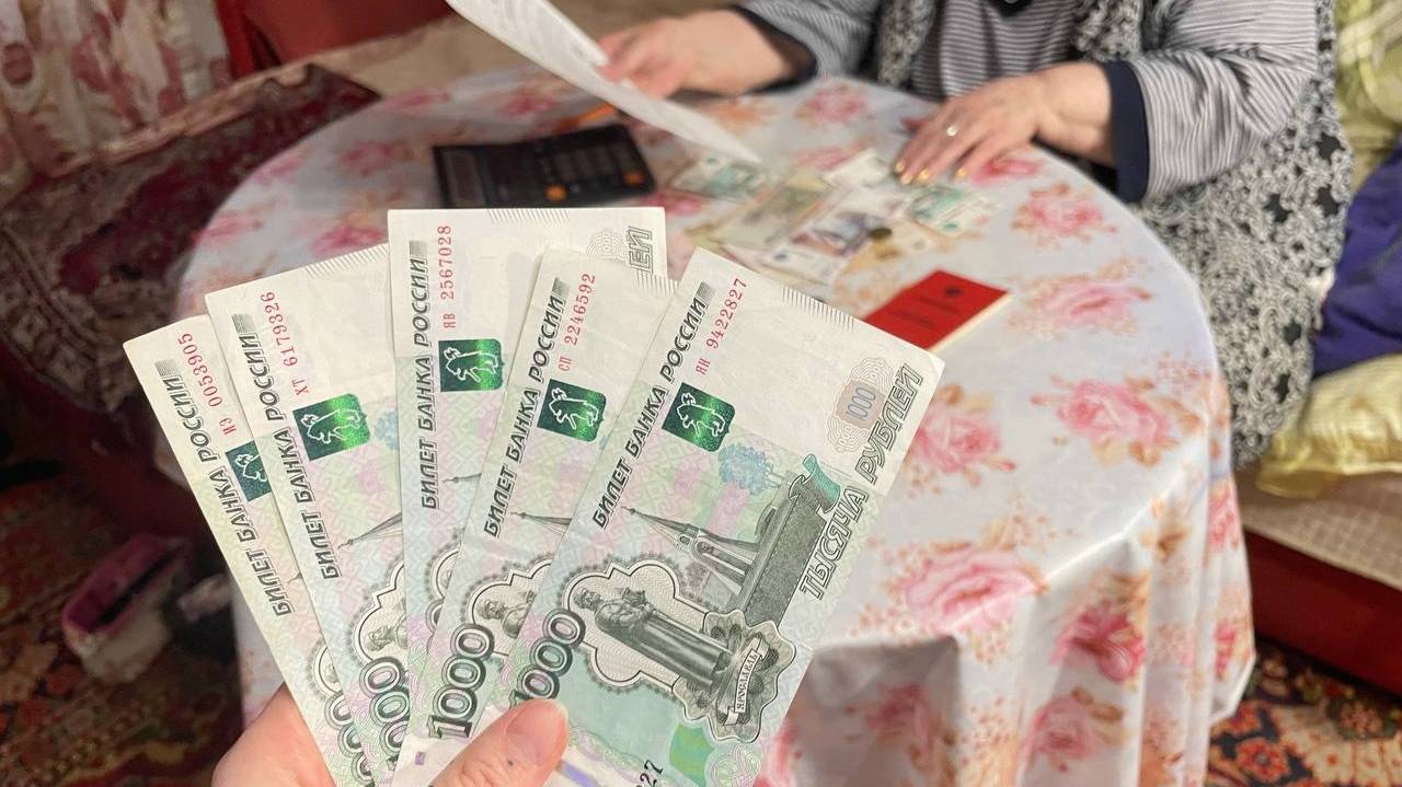 Главная картинка новости: Пенсионерам нужно срочно обратиться в соцзащиту за выплатой. Деньги уже зачисляют