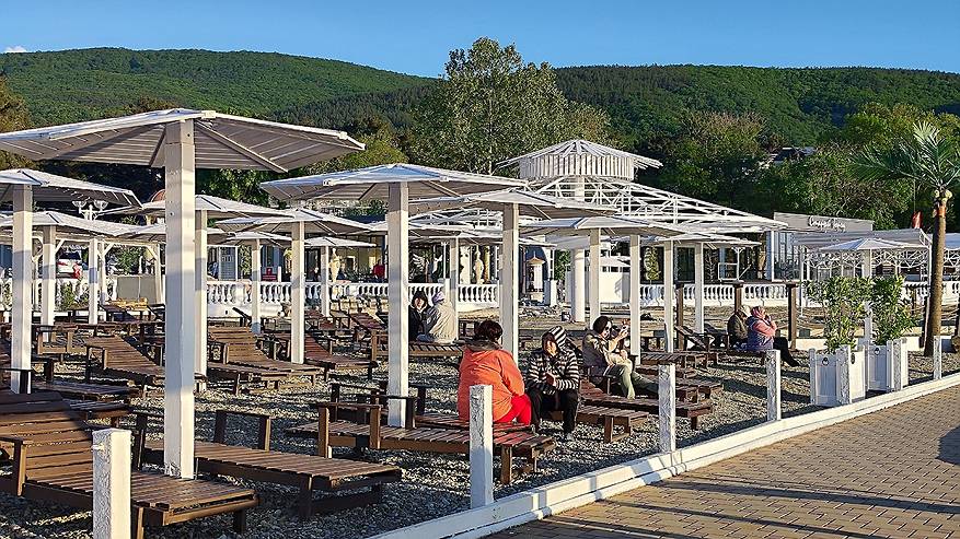 Главная картинка новости: Началось: туристы на Черном море поделились неприятными наблюдениями. И это даже речь не про цены и мазут