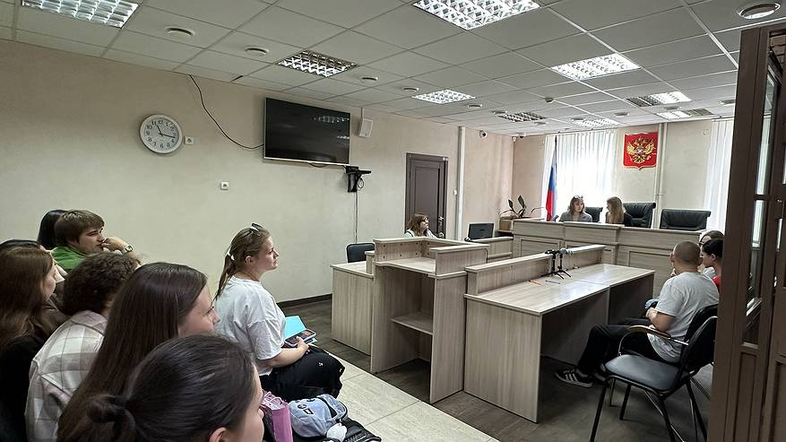 Главная картинка новости: Студенты Сыктывкара примерили роли участников процесса правосудия