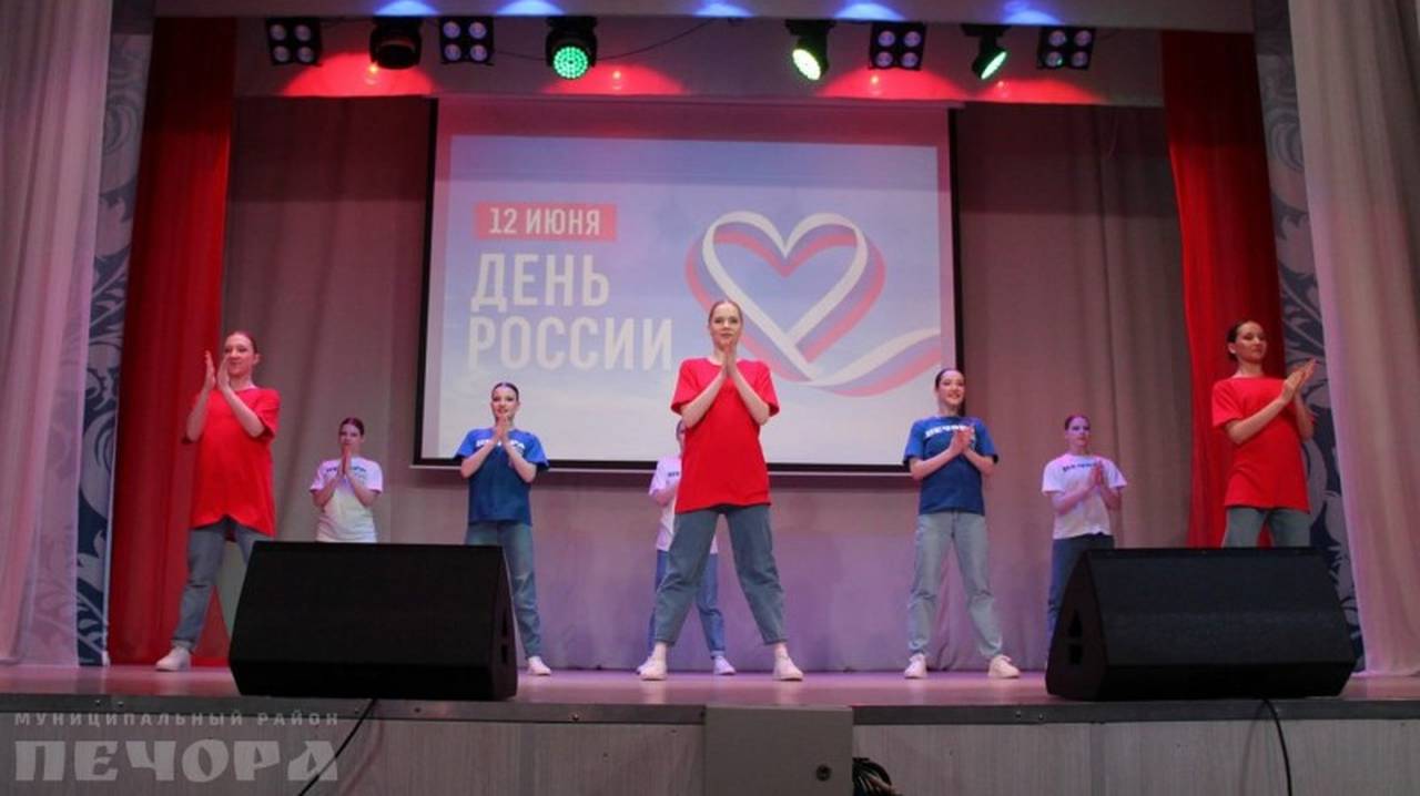 Главная картинка новости: Глава одного из районов Коми вручил награды за вклад в культуру