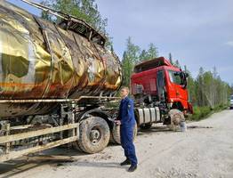 Прокуратура Коми взяла под контроль разлив нефти после аварии автоцистерны