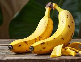 Банановую кожуру посыпаю солью — весь июнь не нарадуюсь своей смекалке: идеальный лайфхак для лентяев