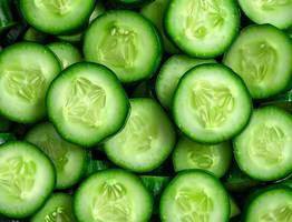 Просто нарезаю огурцы кружочками, заправляю пикантным соусом и через 20 минут уже едим: от закуски невозможно оторваться