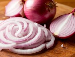 Подруга-армянка научила, как быстро нарезать лук тонкой соломкой без ножа, блендера и приспособлений для шинковки