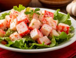 Не просто салат, а неописуемый кайф: нарезаем крабовые палочки и смешиваем с сыром