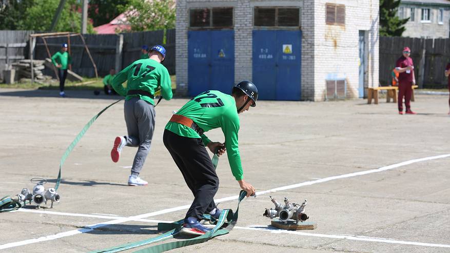 Главная картинка новости: В Коми на соревнованиях определяют лучших огнеборцев