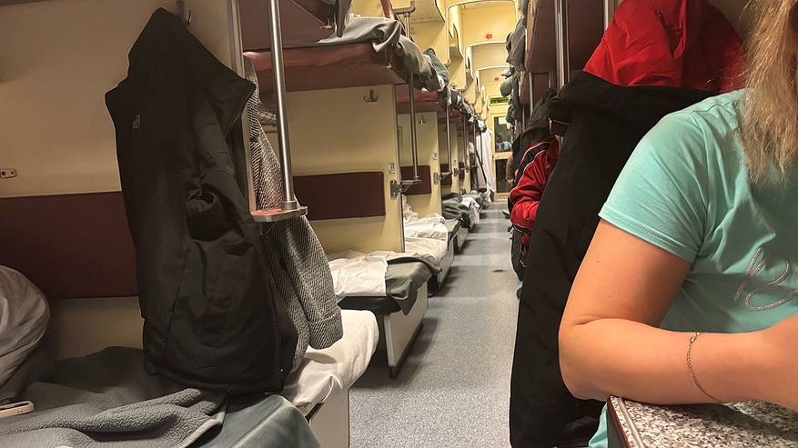 Главная картинка новости: Что делать, если сосед просит уступить нижнюю полку в поезде: советы от бывалых пассажиров