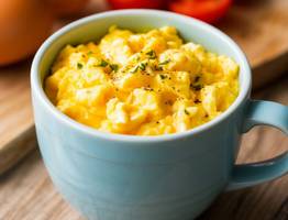 Яичницу на сковородке больше не жарю — беру простую кружку: получается в миллион раз вкуснее