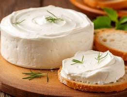 Смешиваем кефир со сметаной — и в холодильник: Через пару дней получаем вкуснейший и нежнейший сливочный сыр