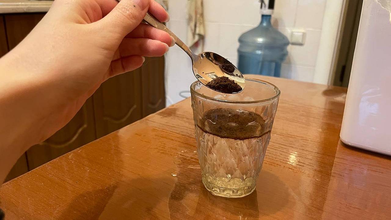 Главная картинка новости: Заливаю в слив 1 стакан — и засор рассасывается со свистом: делаю так постоянно — теперь никаких проблем с вантузом