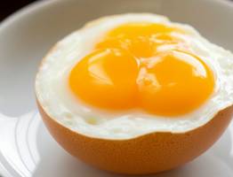 Вот что случиться, если съесть яйца с двумя желтками – запомните раз и навсегда