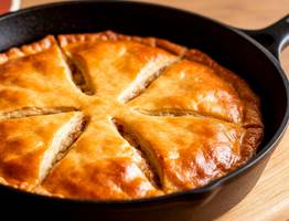 Делаю вкуснейший пирог на сковороде всего за 15 минут - муж и дети ни крошки не оставили