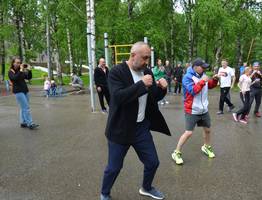 Звёзды бокса провели в Сыктывкаре воскресную тренировку под дождём