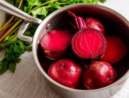 Не варю свеклу часами — хватает 15 минут: есть одна хитрость при варке — выходит вкуснее, сочнее и без запаха на весь подъезд