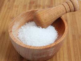 Хитрые хозяйки скупают соль коробками и бед не знают: вот что с ней делают