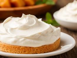 Смешиваем кефир со сметаной — и в холодильник: Через пару дней получаем вкуснейший и нежнейший сливочный сыр