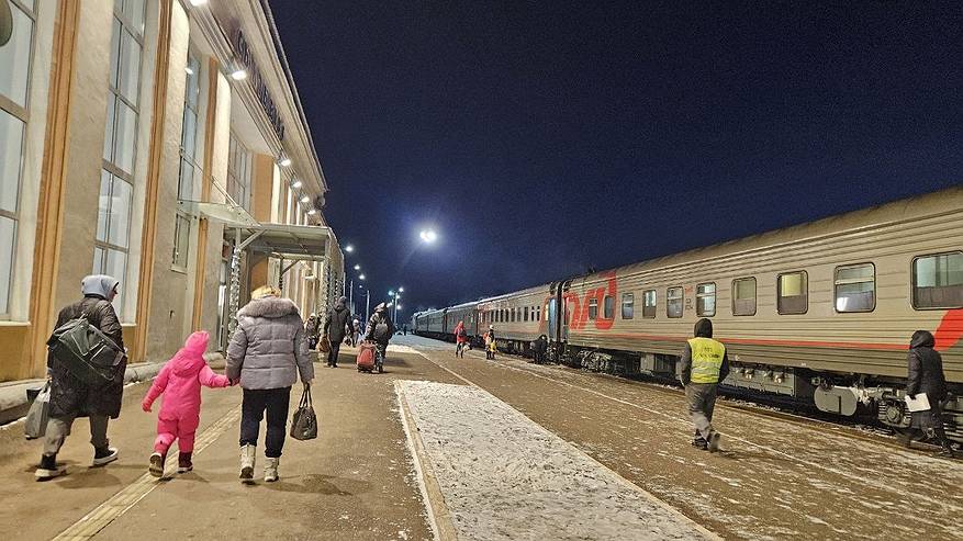 Главная картинка новости: Люди в ярости сдают свои билеты: в поезде теперь запретили. Как этим летом будут ездить пассажиры РЖД