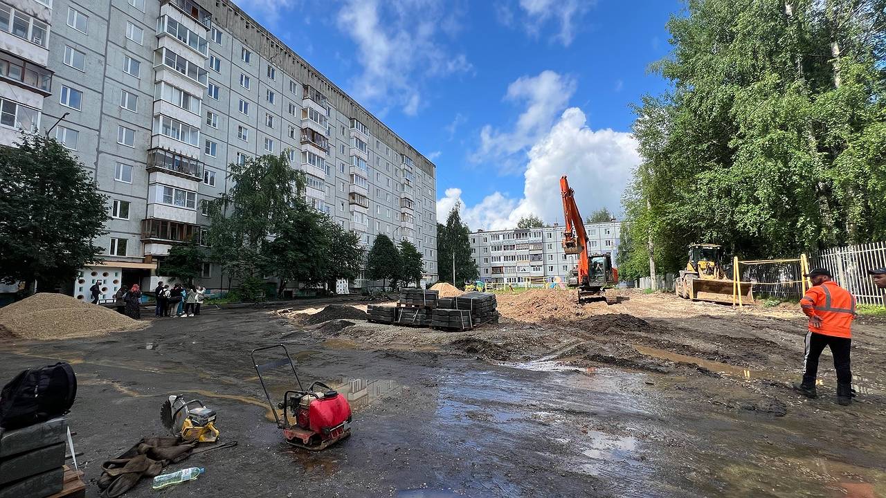 Главная картинка новости: В сыктывкарской Орбите идет капитальное преображение двора
