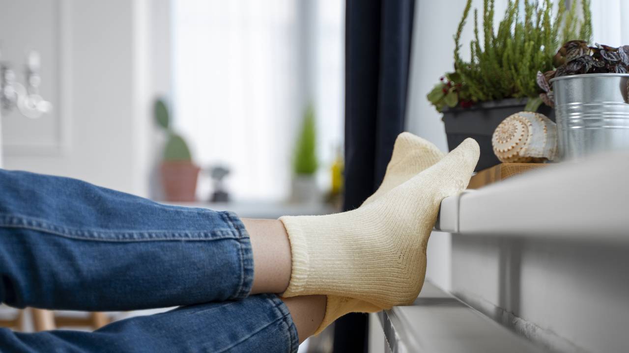 Главная картинка новости: Соду берем упаковками: засыпаем ее в носки - простое действие принесет отличный результат