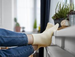 Соду берем упаковками: засыпаем ее в носки - простое действие принесет отличный результат