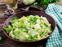 Кабачки летом не жарю и не запекаю: закуска к мясу всего за 15 минут - гости всегда просят добавки