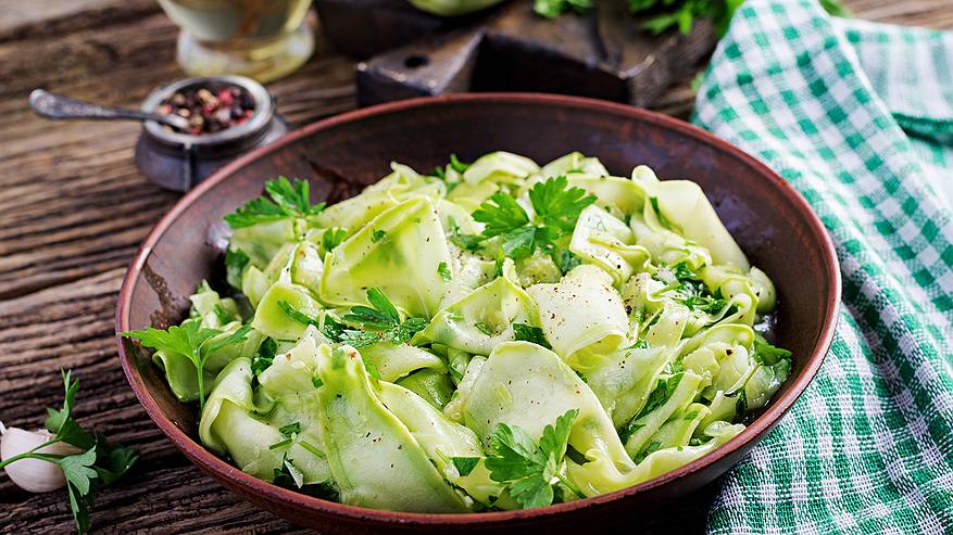 Главная картинка новости: Кабачки летом не жарю и не запекаю: закуска к мясу всего за 15 минут - гости всегда просят добавки