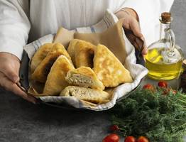 Гора сочных ленивых беляшей всего за 30 минут: просто соедините стакан кефира и фарш — дети будут просить их снова и снова