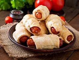 Закатала сосиски в лаваш — и на сковородку: на выходе вкуснейшая закуска — и в пир, и в мир