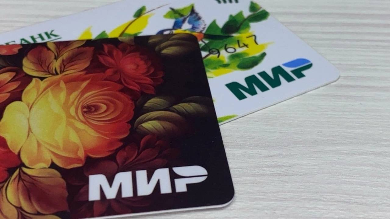 Главная картинка новости: Всех, кто получает пенсию на банковскую карту, ждет новое неожиданное правило с 13 июля