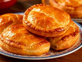 Ленивые пирожки за несколько минут — даже духовка не понадобится: сочная начинка и золотистая корочка