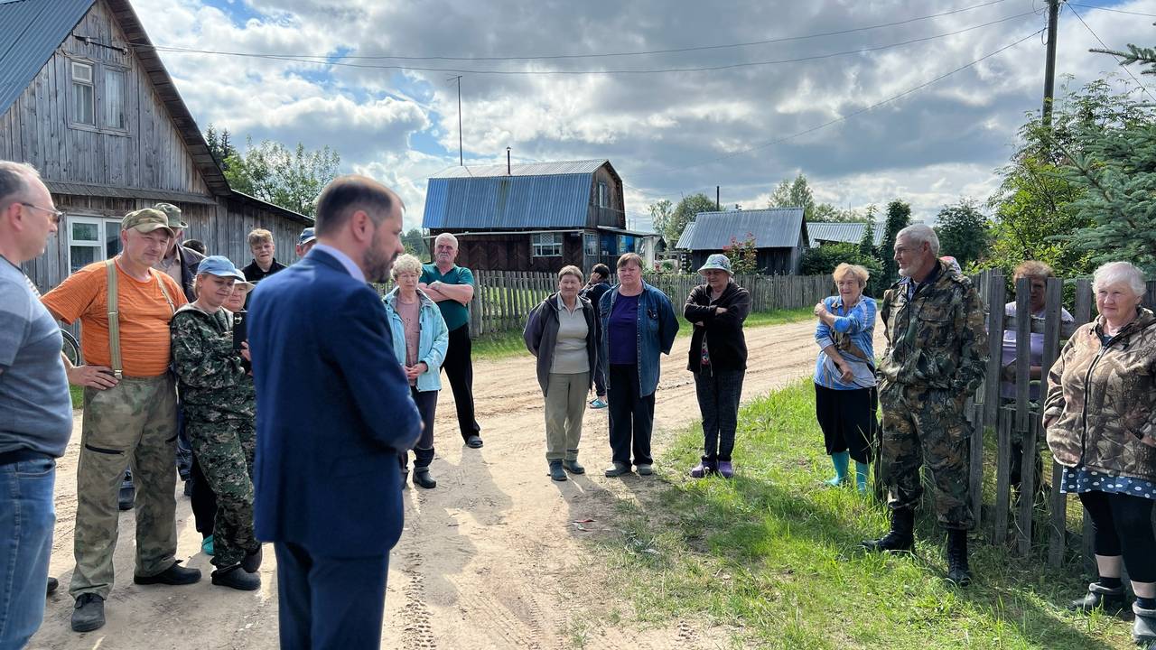 Главная картинка новости: "Для нас крайне важно слышать мнение": руководитель Минприроды Коми встретился с жителями Пычима