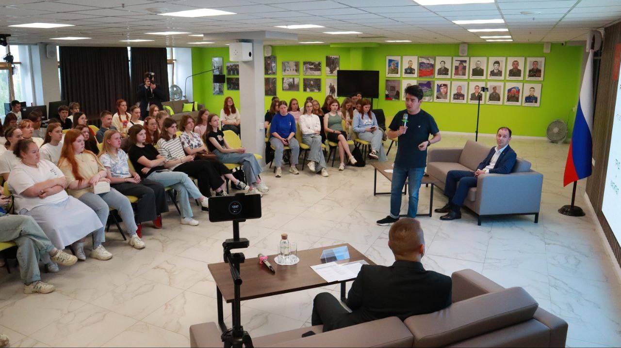 Главная картинка новости: Просто о сложном: эксперты Банка России доступно объяснили молодежи Сыктывкара основы экономики