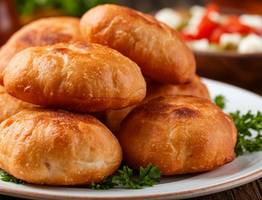 Если добавить в тесто на кефире 1 ложку крупы, то от таких пирожков не оторваться, они будут супер нежные - сочные беляши без дрожжей